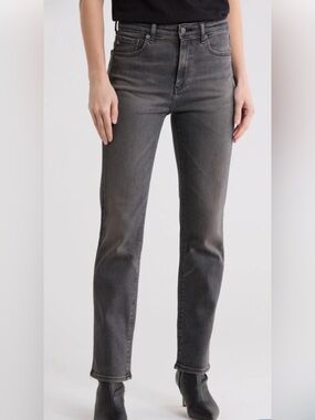 AG Jeans Saige high rise Straight Jeans with stretch. Charcoal. Size 29